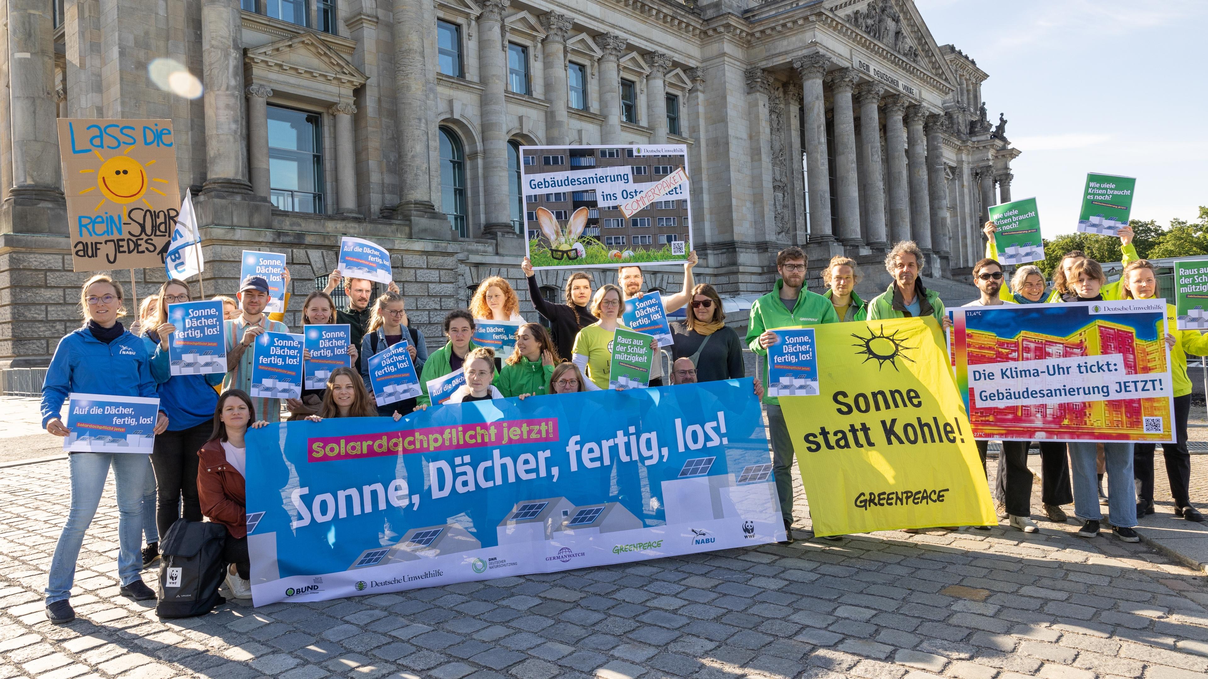 Aktion zur Solardachplicht und Gebäudesanierung vor dem Bundestag