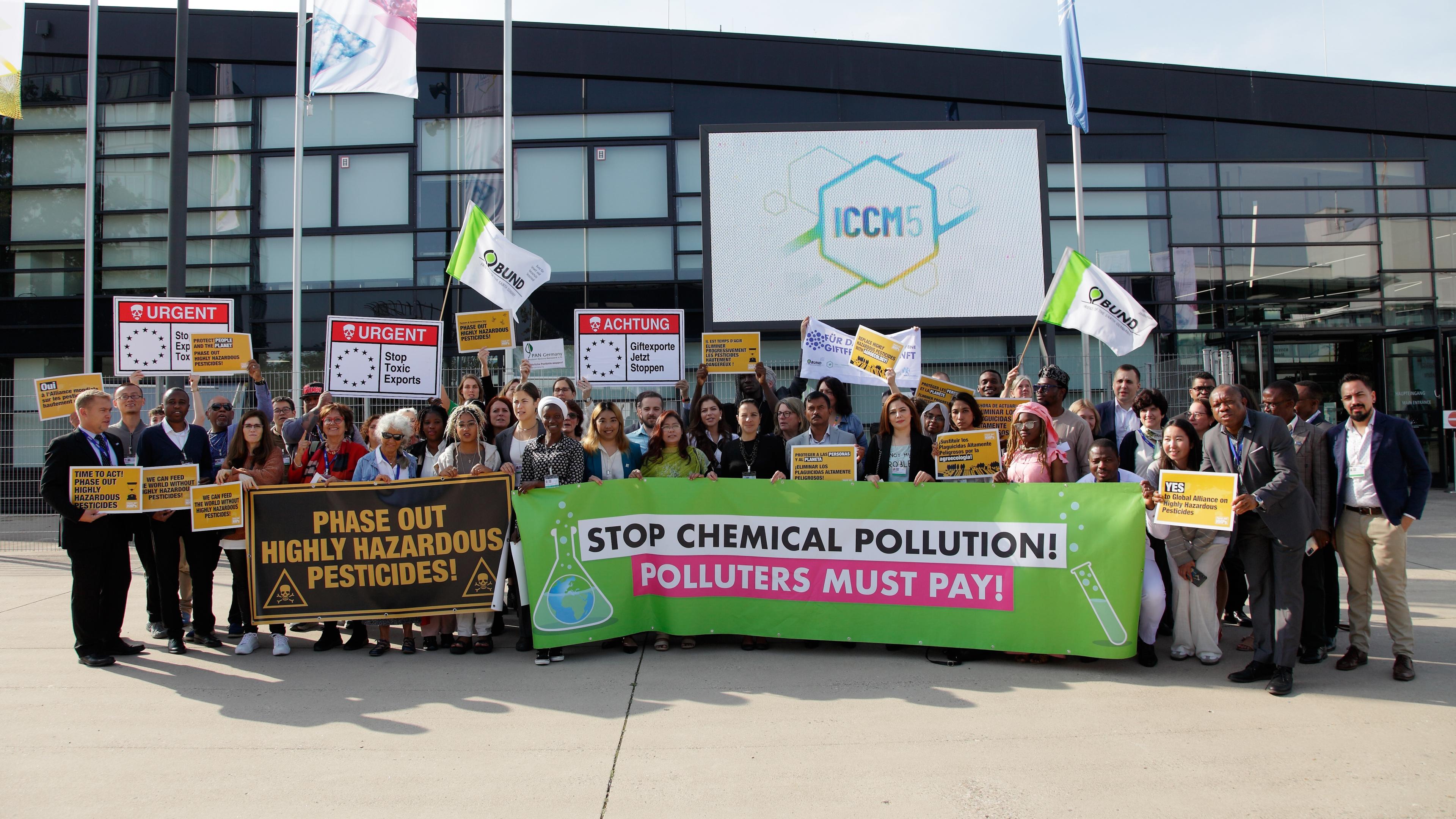 Internationale Protestgruppe bei der UN-Chemikalienkonferenz 2023 in Bonn