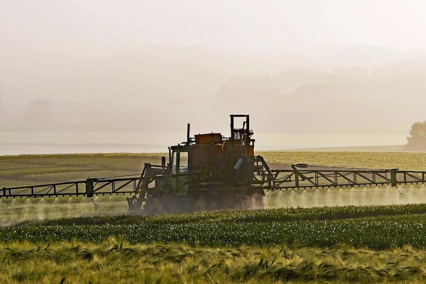 Rubrik_Landwirtschaft_Pestizide_spritzen_c._Pixabay_agriculture-1359862_1920