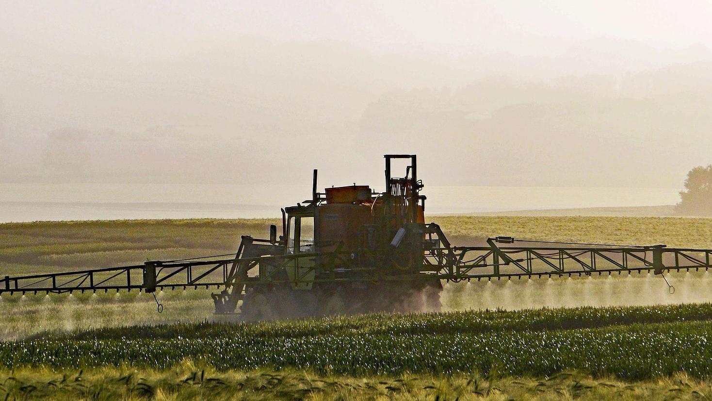Rubrik_Landwirtschaft_Pestizide_spritzen_c._Pixabay_agriculture-1359862_1920