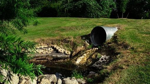 Rubrik_Wasser_Meere_-_Abwasser-pixabay_sewage-pipe-polluted-water-3465090__340