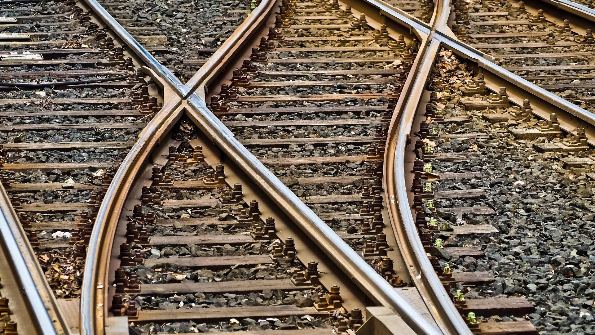 rails-3309912_1920_c._Michael_Gaida_Pixabay