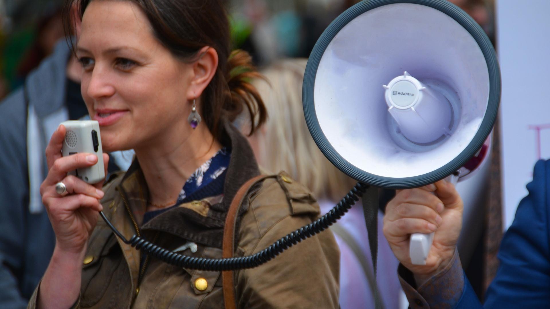 Protest: Frau mit Megaphon