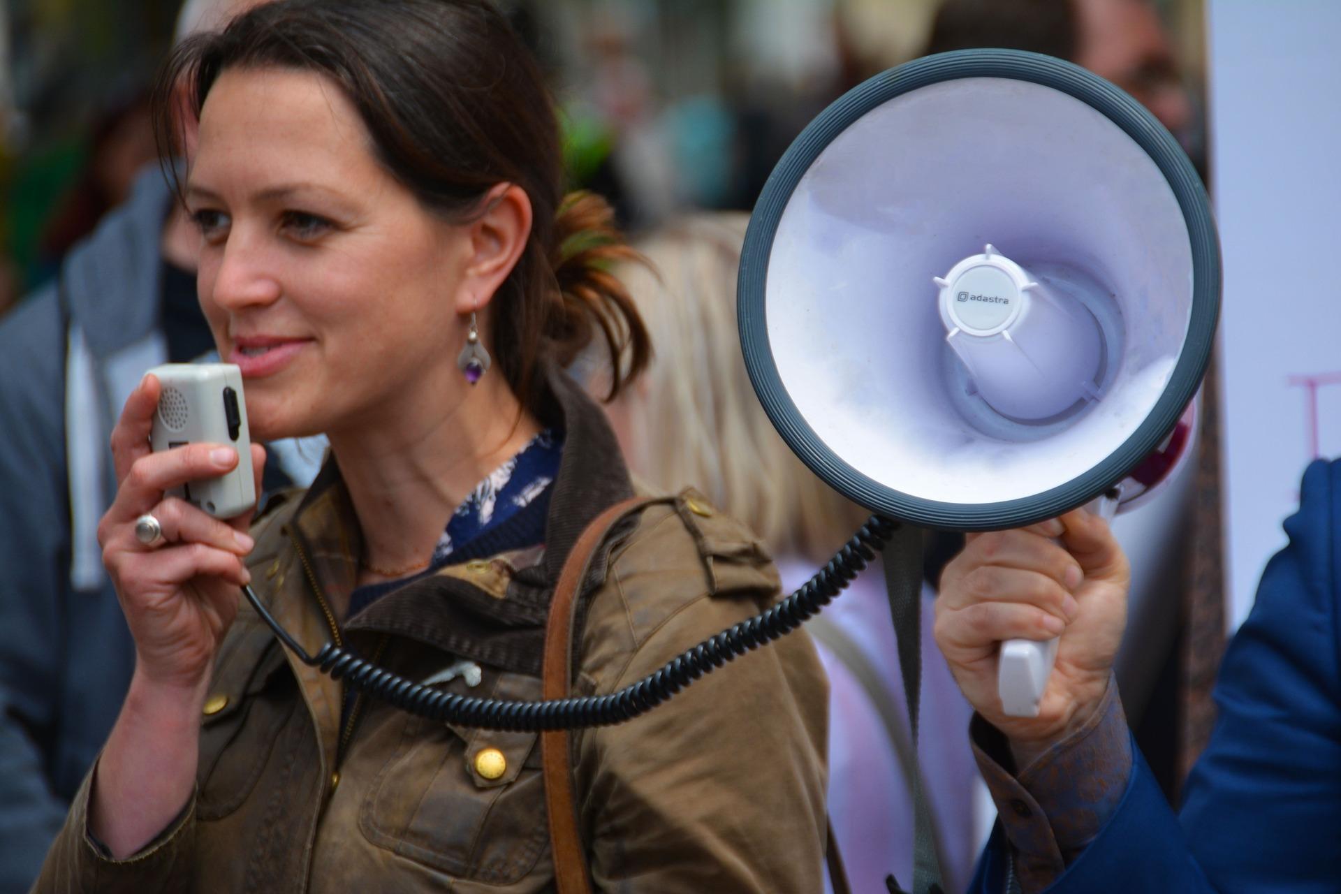 Protest: Frau mit Megaphon