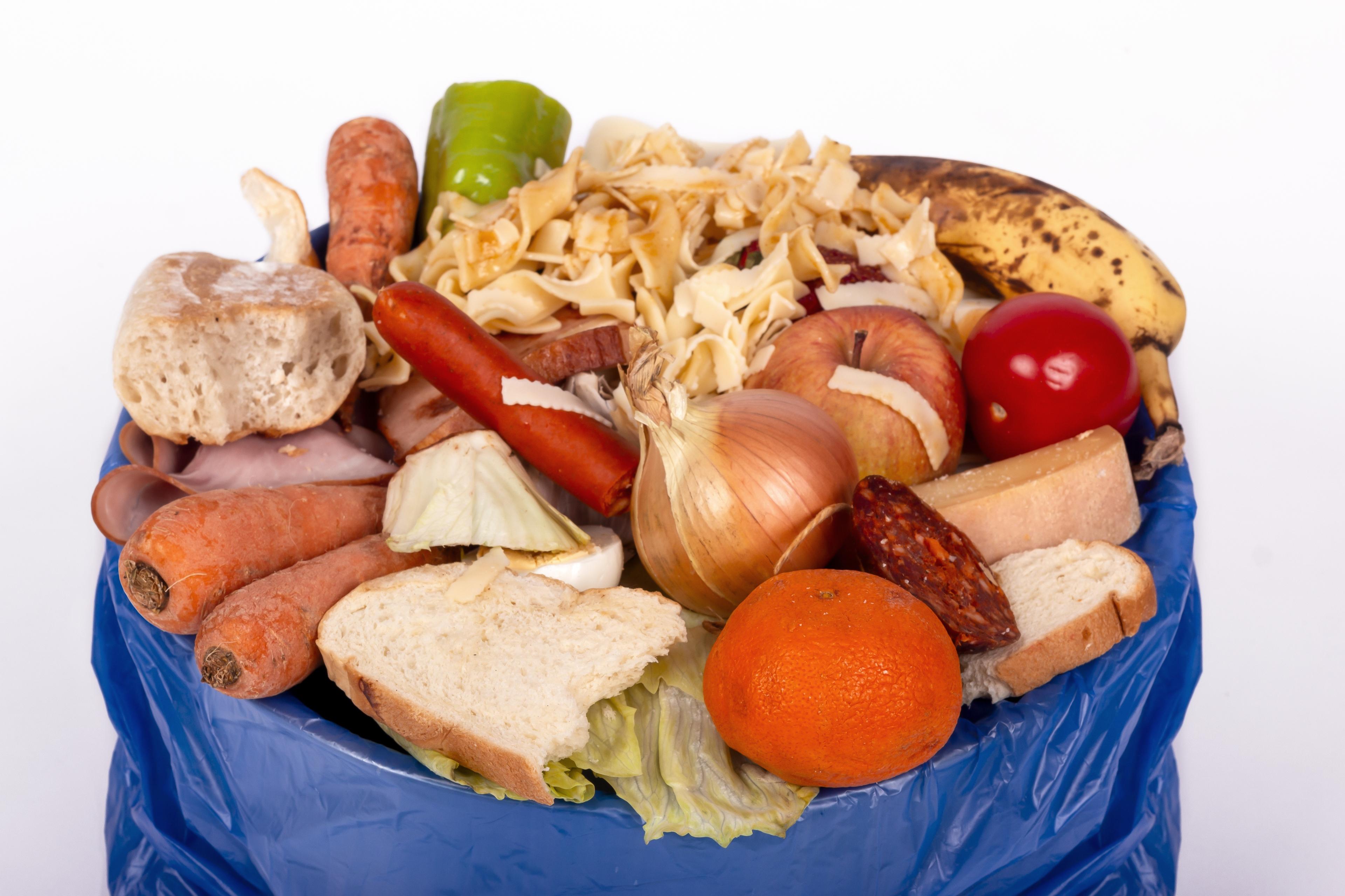 Lebensmittel in runder Mülltonne