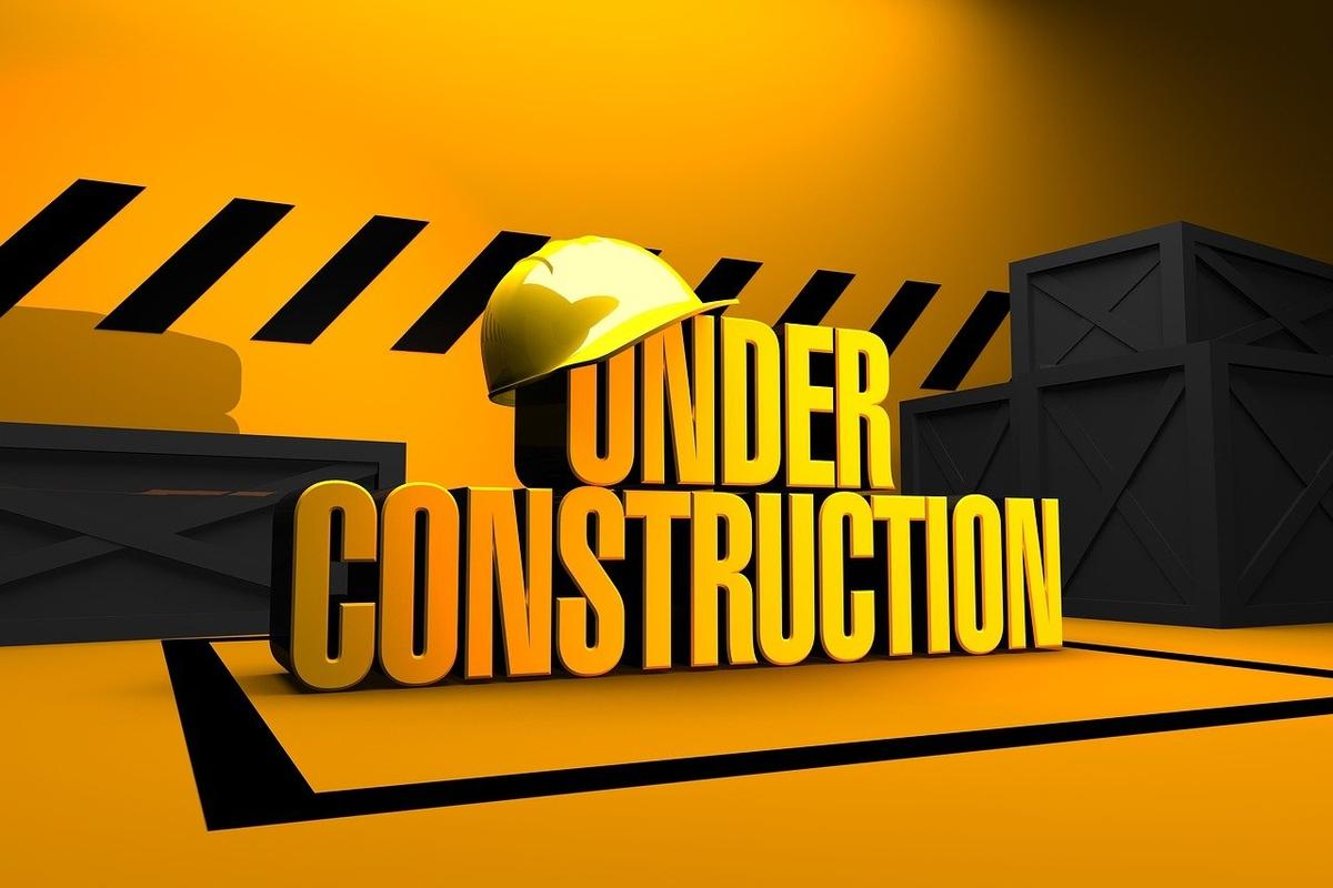 Grafische Darstellung: Schriftzug "Under Construction" mit Bauhelm und Absperrbandmuster im Hintergrund