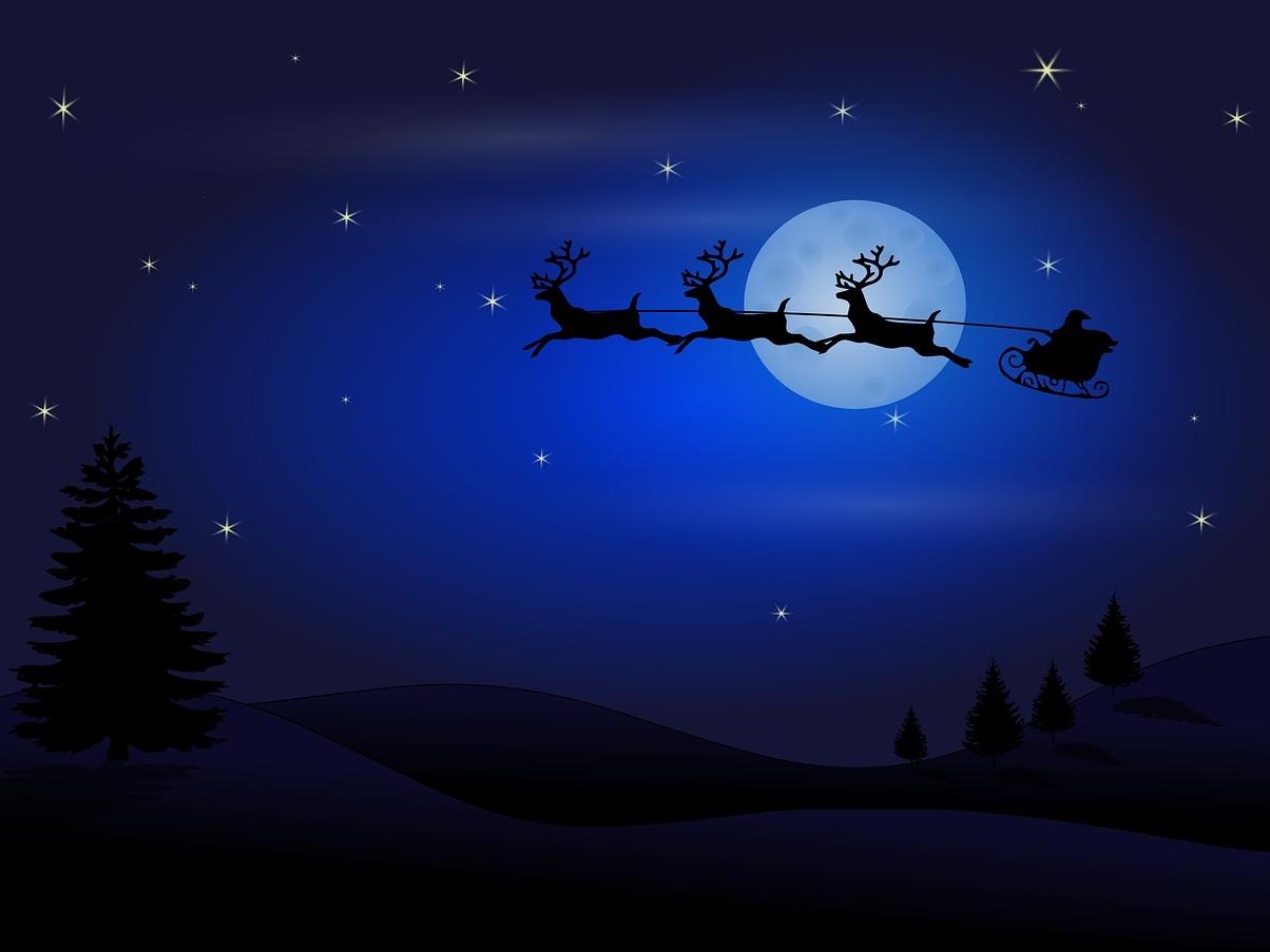 Schattensilhouette vom Weihnachtsmann im Schlitten mit drei Rentieren vor blauem Nachthimmel mit Vollmond und Sternen
