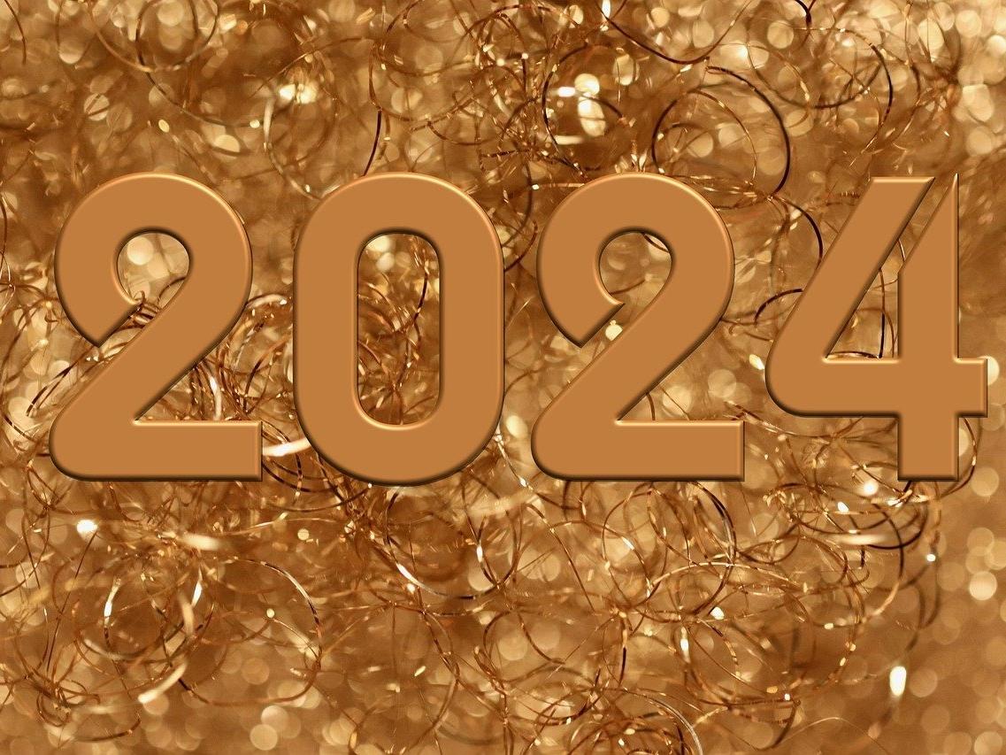 Blick auf eine goldene Zahl (2024) vor goldenem Schmuckhintergrund