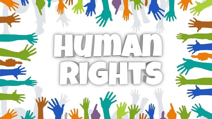 Schrift Human Rights umgeben von einer Silhouette bunt gefärbter Händen