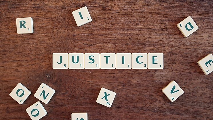 Scrabble-Buchstaben "JUSTICE"
