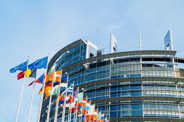 EU-Gebäude vor EU-Flaggen
