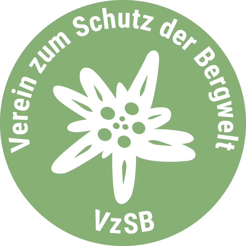 Logo des Vereins zum Schutz der Bergwelt, grüner Kreis mit am Rand rund geschriebenem Vereinstitel, in der Mitte eine stilisierte Edelweiß-Blüte