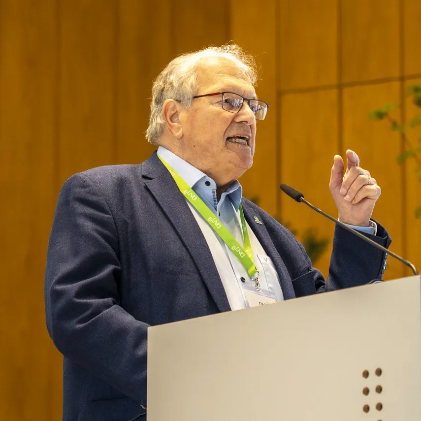 Ein Mann hält eine Rede